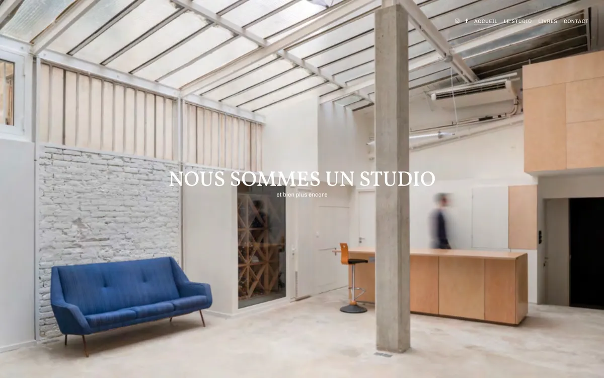 Accueil du site du Studio J’adore : le studio sous verrière, un canapé bleu, « Nous sommes un studio »